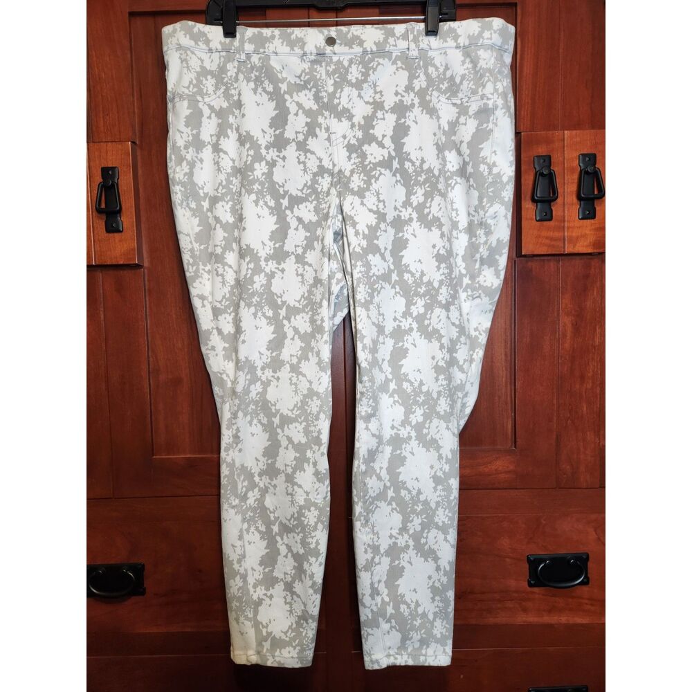 Legacy Gray and White Floral Pull On Pants Women's Petite Size 1X